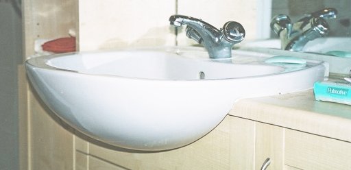 Shallow-angled sink